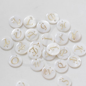 Concha natural con amuleto alfabeto dorado - Alfabeto - Carta - Redondo 15mm (D-436)