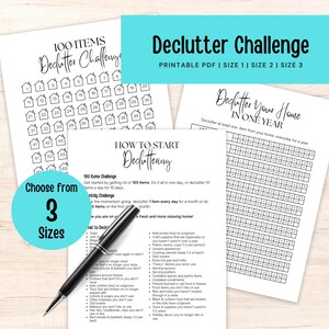 Op de afbeelding: Drie afdrukbare vellen voor de opruimuitdaging met de tekst "Declutter Challenge" en "Declutter Your Home in One Year". Een zwarte pen ligt op de vellen. De tekst "Choose from 3 Sizes" is ook zichtbaar.
