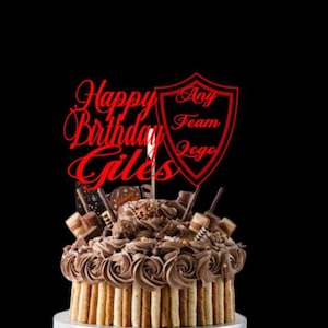 Topo de bolo de aniversário de futebol personalizado com logotipo do time de futebol, logotipo do clube, qualquer nome e idade, cartão com glitter, presente, toppers esportivos, decoração de presente, vermelho