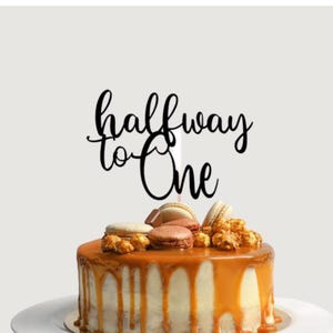 Decorazione per torta "Bambino a metà compleanno" con qualsiasi nome, decorazioni artistiche per torte di compleanno per bambini, per maschietti e femminucce, regalo per neonati (ORO)