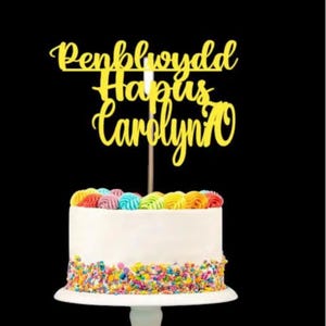 Topper per torta personalizzato con scritta "Penblwydd Hapus" gallese, decorazione a forma di cuore per la festa di compleanno in Galles, qualsiasi nome ed età, carta glitterata, regalo di compleanno gallese, ROSSO