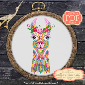 Op de afbeelding: Een kleurrijk kruissteekpatroon van een lama met een bloemenkrans, geplaatst in een houten borduurring. De lama is versierd met levendige geometrische patronen in roze, blauw, geel en groen. Het patroon bevat de tekst "Cross Stitch PDF Pattern" en maatdetails.