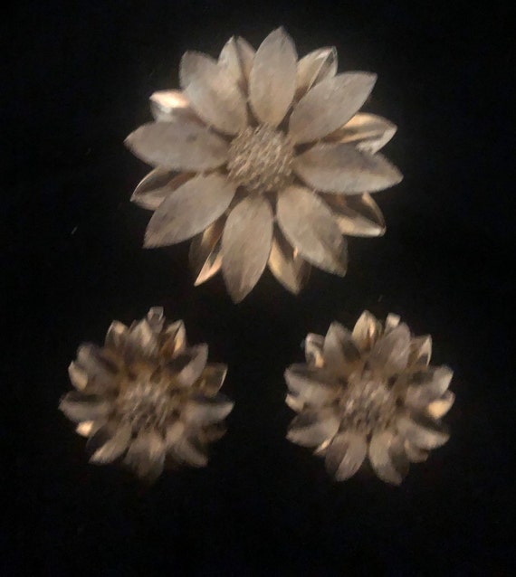 Sarah Coventry Sunflower Set Brooch and Clip on E… - image 1