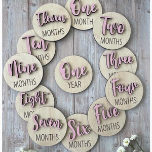 Disques des jalons mensuels en bois | Cartes bébé étape importante | Marqueurs d'étapes mensuelles pour photos de bébé | Bonjour tout le monde | Cadeau baby shower | 5" rond
