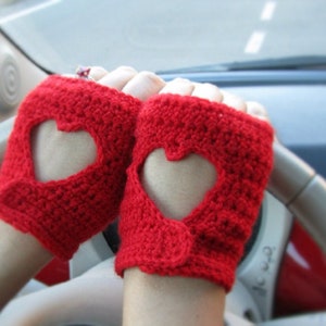 That&#39;s Amore! | Made in Italy | Premium italian wool | Fingerless gloves, cut out heart on knuckle, red Valentine