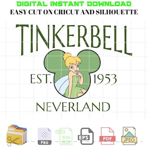 Puede incluir: Una descarga digital de un diseño de Tinkerbell con una silueta de oreja de Mickey Mouse verde, el texto "Tinkerbell", "Est. 1953", y "Neverland". El diseño incluye una imagen de dibujos animados de Tinkerbell con alas verdes y un vestido verde. El diseño está disponible en los formatos PNG, SVG, EPS, PDF y JPEG.