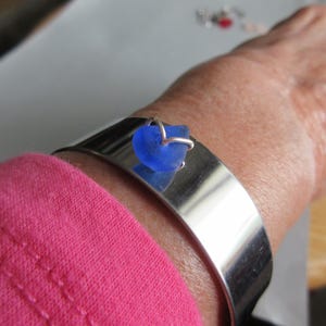 Bracelet de Noël - Bracelet bleu cobalt - Bracelet manchette - Bracelet en verre de mer - Verre de mer bleu cobalt - Bijoux de plage en verre