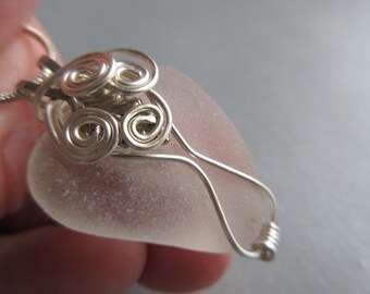 Ciondolo in vetro da spiaggia - Vetro di mare - Vetro di mare bianco - Gioielli in vetro da spiaggia avvolti in filo metallico - Collana con dichiarazione regalo di gioielli oceanici in vero vetro di mare