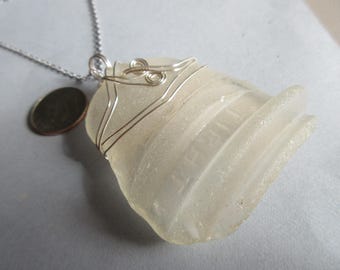 Grande ciondolo in vetro di mare - Parola TIGHT in basso - Collana in vetro di mare - Vetro di mare bianco - Filo avvolto unico su collana grande