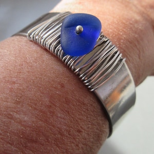 Cadeau de Noël - Bracelet manchette en verre de mer bleu cobalt - Bracelet en verre de mer - Toutes les tailles