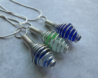 Collier en verre de mer en cage - Bleu cobalt, clair ou foncé - Choisissez votre couleur - Collier unique - Verre de mer - Verre de plage