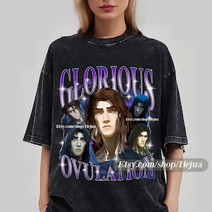 Puede incluir: Camiseta negra con un estampado gráfico de un grupo de hombres con el texto "GLORIOUS OVULATION" en morado y blanco. El texto "Etsy.com/shop/Hejua" aparece tres veces en la camiseta.