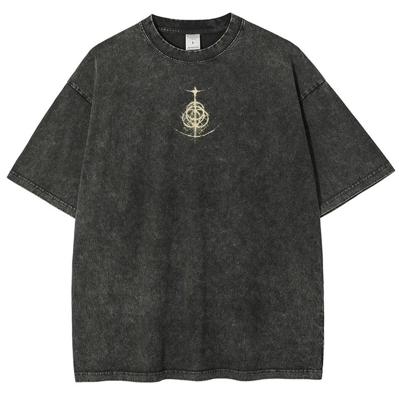 Op de afbeelding: Donkergrijs T-shirt met korte mouwen en een vervaagde, getextureerde uitstraling. Het shirt heeft een kleine, goudkleurige afbeelding op de borst. De afbeelding is een ingewikkeld ontwerp met een cirkelvorm en verticale lijnen. Het shirt heeft een ronde hals en een relaxte pasvorm.