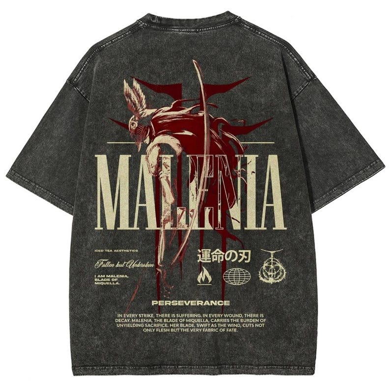 Op de afbeelding: Donkergrijs t-shirt met een grote afbeelding op de achterkant. Het toont het woord "MALENIA", een krijgersfiguur en Japanse tekst. Het shirt heeft ook de woorden "PERSEVERANCE" en andere tekst.