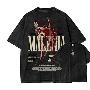 Op de afbeelding: Twee zwarte grafische t-shirts. Het grotere shirt heeft het woord "MALENIA" in een vetgedrukte letter, met een rood-witte illustratie. Het kleinere shirt heeft een afbeelding op de voorkant. Tekst bevat "PERSEVERANCE" en Japanse karakters.