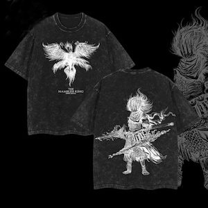 Puede incluir: Camiseta negra con lavado ácido con un gráfico blanco de un pájaro de dos cabezas en la parte delantera y un guerrero en la parte trasera. El texto "THE NAMELESS KING DARK SOULS" está impreso en la parte delantera. La camiseta tiene mangas cortas y cuello redondo.