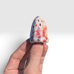 Handgjord spökfigur i keramik | Rainbow Fleck Halloween-dekoration (4,7 cm hög)