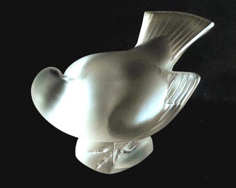 LALIQUE LOVE BIRDS Pin or Ring Dish. Signed to the Bottom: Lalique
