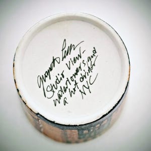 Puede incluir: Un juego de tres tazas de cer&aacute;mica con un acabado mate moteado. Las tazas son de color crema, gris claro y gris oscuro. Cada taza tiene un dise&ntilde;o simple y minimalista.