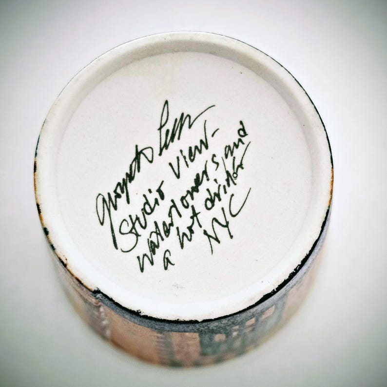 Puede incluir: Un juego de tres tazas de cer&aacute;mica con un acabado mate moteado. Las tazas son de color crema, gris claro y gris oscuro. Cada taza tiene un dise&ntilde;o simple y minimalista.