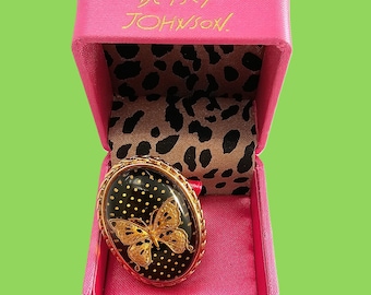 Anillo llamativo de mariposa y lunares de Betsey Johnson