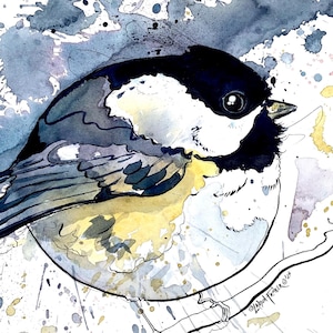 Könnte beinhalten: Aquarellmalerei eines kleinen Vogels mit schwarzem Kopf, weißen Wangen und gelber Brust, der auf einem Ast sitzt. Der Vogel ist von blauen, grauen und gelben Farbspritzern auf weißem Hintergrund umgeben.