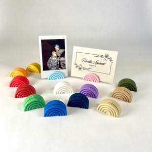Regenbogen-Kartenhalter – Perfekt für Tischkarten auf Hochzeiten, Instax Polaroid Fotos & Notizen | Optional mit Magnet für den Kühlschrank!