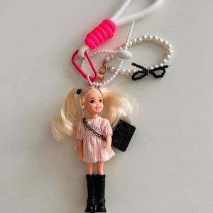 Entzückender Puppenschlüsselanhänger, Y2K Puppentaschenzubehör, bunter hängender Seilschlüsselbund, elegantes rosa Barbie-Taschenzubehör, perfektes Geschenk