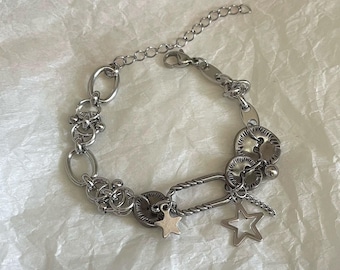 Pulseira de corrente prateada com pingente de estrela punk, estrela, clipe de papel, botão, acessório grunge, pulseira rock Y2K, joia de corrente prateada para presente.