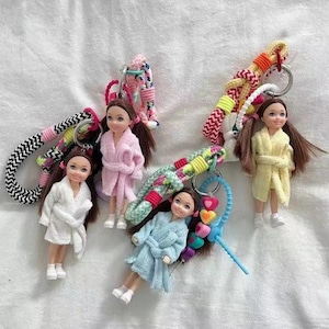Stilvoller Puppen-Schlüsselring, buntes hängendes Seil, Bademantelpuppe, Puppen-Schlüsselbund, Taschenzubehör, Y2K-Schlüsselbund, perfektes Geschenk für sie.