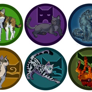 Pu&ograve; includere: Sei illustrazioni circolari con gatti stilizzati in varie pose e colori. Ogni gatto &egrave; ambientato su uno sfondo di colore diverso, con un simbolo corrispondente. I gatti includono calico, grigi e tabby arancioni e un gatto maculato. Le illustrazioni sono probabilmente per un libro o un gioco.