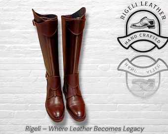 Könnte beinhalten: Ein Paar hohe, braune Lederreitstiefel mit Reißverschlüssen und Schnallen. Die Stiefel werden vor einer weißen Backsteinmauer präsentiert, mit dem Text "Rigeli - Where Leather Becomes Legacy" unten. Das Rigeli Leather Logo ist ebenfalls sichtbar.