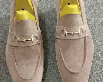 Mocassini in pelle scamosciata fatti a mano: scarpe slip-on da uomo con dettaglio morsetto