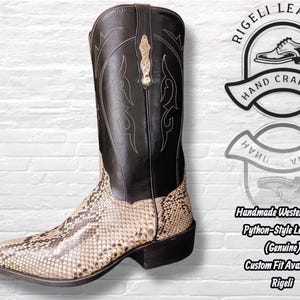 Pu&ograve; includere: Stivale western fatto a mano con tomaia in pelle nera e piede in pelle stile pitone. Lo stivale presenta cuciture decorative e una punta. Vestibilit&agrave; personalizzata disponibile.