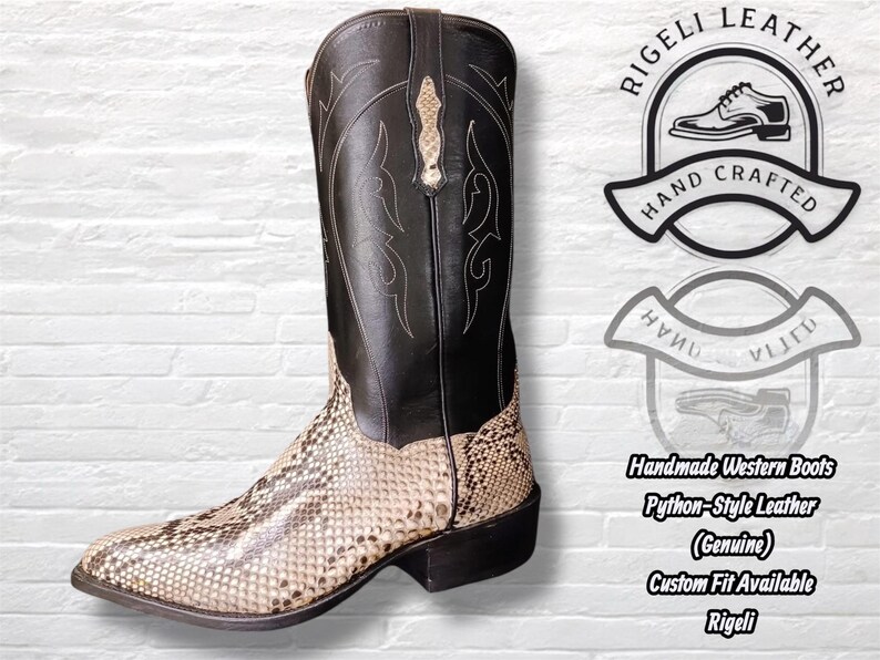 Pu&ograve; includere: Stivale western fatto a mano con tomaia in pelle nera e piede in pelle stile pitone. Lo stivale presenta cuciture decorative e una punta. Vestibilit&agrave; personalizzata disponibile.