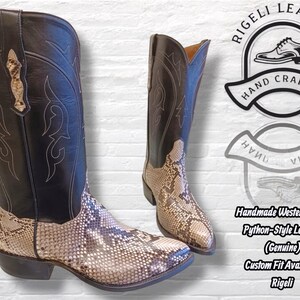 Pu&ograve; includere: Stivali da cowboy fatti a mano con tomaia in pelle nera e parte inferiore in pelle stile pitone. L'immagine include il testo "Rigeli Leather, Hand Crafted, Handmade Western Boots, Python-Style Leather (Genuine), Custom Fit Available, Rigeli."