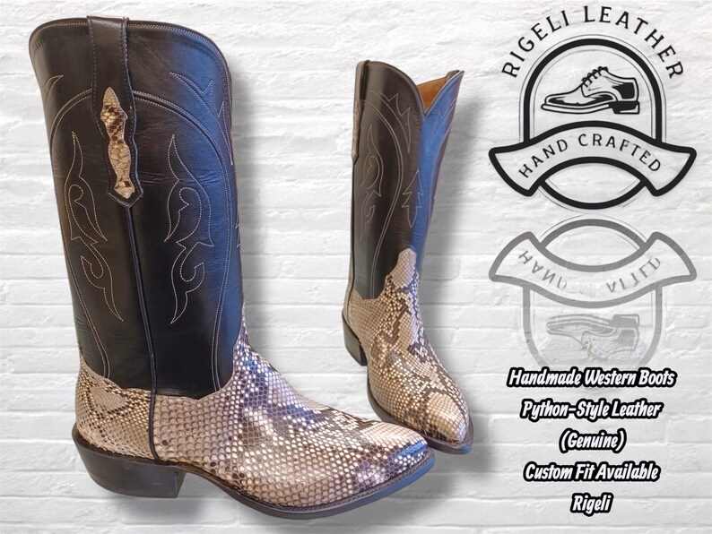 Pu&ograve; includere: Stivali da cowboy fatti a mano con tomaia in pelle nera e parte inferiore in pelle stile pitone. L'immagine include il testo "Rigeli Leather, Hand Crafted, Handmade Western Boots, Python-Style Leather (Genuine), Custom Fit Available, Rigeli."