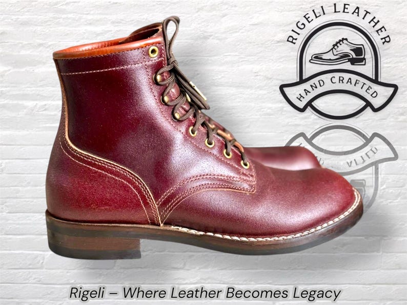 Puede incluir: Bota de cuero burdeos con punta redonda y tac&oacute;n bajo. La bota tiene cierre de cordones con ojales de lat&oacute;n y ribete cosido. Las palabras "Rigeli - Where Leather Becomes Legacy" est&aacute;n en la parte inferior de la imagen.