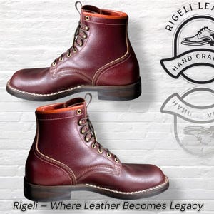 Puede incluir: Se muestran dos botas de cuero burdeos con ribetes naranjas y ojales dorados. Las botas tienen un dise&ntilde;o cl&aacute;sico con cordones y est&aacute;n cosidas con hilo blanco. La imagen incluye el texto "Rigeli - Where Leather Becomes Legacy" y un logotipo.