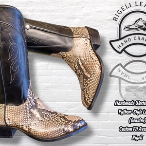 Pu&ograve; includere: Stivali western fatti a mano con tomaia in pelle nera e inserti in pelle stile pitone. Gli stivali hanno la punta a punta e un tacco impilato. &Egrave; incluso anche il testo "Rigeli Leather, Hand Crafted".