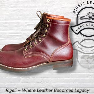 Puede incluir: Botas de cuero burdeos con dise&ntilde;o de cordones y ojales dorados. Las botas tienen una suela resistente y un cuello marr&oacute;n en contraste. El texto "Rigeli - Where Leather Becomes Legacy" est&aacute; en la parte inferior.