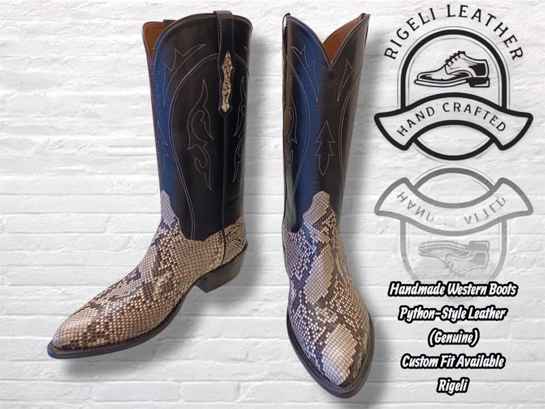 Pu&ograve; includere: Un paio di stivali western fatti a mano. Gli stivali presentano una tomaia in pelle nera con cuciture decorative e un piede in pelle stile pitone. Gli stivali hanno una punta a punta e un tacco impilato. Il logo del marchio &egrave; visibile.