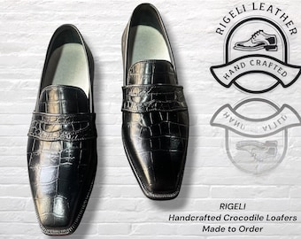 手作りの黒クロコダイル型押しレザーローファー（メンズ） – カスタムメイドのペニーローファー – 高級ドレスシューズ – 結婚式やフォーマルな場面に最適なスリッポン