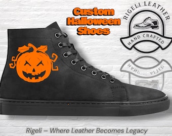 Könnte beinhalten: Schwarzer High-Top-Schuh mit einem orangefarbenen Kürbis-Design. Der Schuh hat schwarze Schnürsenkel und eine schwarze Sohle. Auf dem Schuh steht "Custom Halloween Shoes" und "Rigeli Leather".