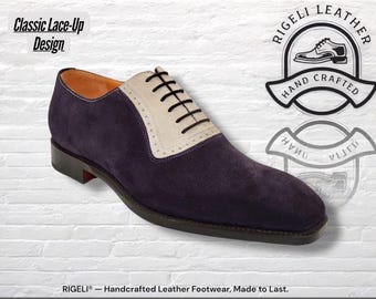 Könnte beinhalten: Ein lila Wildleder-Schuh mit cremefarbener Spitze und schwarzen Schnürsenkeln. Der Schuh hat ein klassisches Schnürdesign und ist mit "RIGELI Leather, Hand Crafted" gekennzeichnet. Die Sohle ist dunkelbraun mit rotem Akzent.