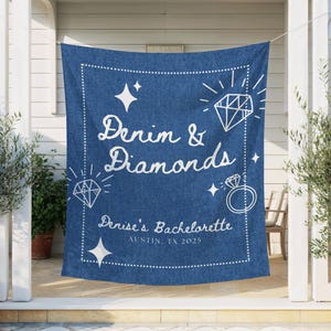 Puede incluir: Una pancarta azul con textura de mezclilla con texto y gráficos blancos. La pancarta dice "Denim & Diamonds" con ilustraciones de diamantes y estrellas. Debajo, dice "Denise's Bachelorette, Austin, TX 2025."