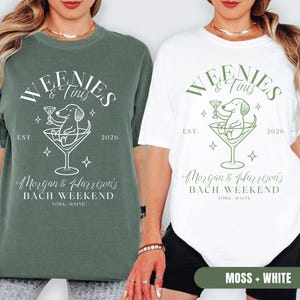 Könnte beinhalten: Ein moosgrünes T-Shirt und ein weißes T-Shirt, jeweils mit einer Grafik eines Dackels in einem Martiniglas und dem Text "WEENIES & Tinis EST. 2026 Morgan & Harrison's BACH WEEKEND YORK, MAINE" in einer Mischung aus Serif- und Schreibschrift.