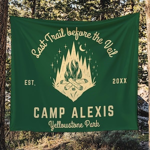 Benutzerdefinierte Camp Junggesellinnenparty Banner, Berg Bach Party Tapisserie, Waldmädchen Camping Reise zurück Tropfen für Kabine Brautdusche Dekor Tuch