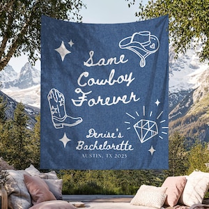 Può includere: Un arazzo blu effetto denim con testo e illustrazioni bianche. Il testo recita "Same Cowboy Forever" e "Denise's Bachelorette Austin, TX 2025". Include un cappello da cowboy, uno stivale, un diamante e delle stelle.