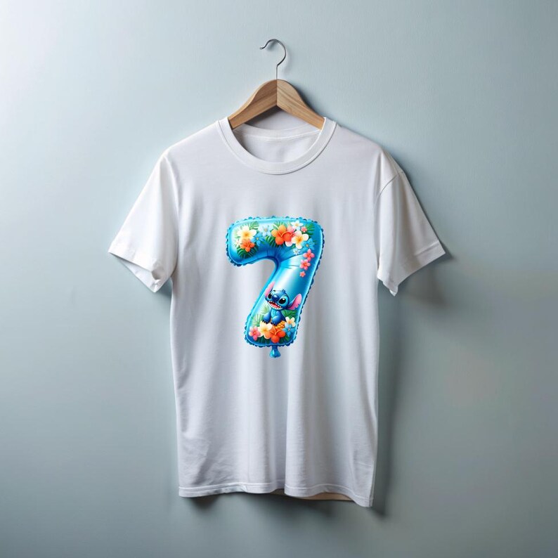 Puede incluir: Camiseta blanca con un globo azul en forma de n&uacute;mero 7 con un personaje de dibujos animados. El globo est&aacute; decorado con flores.